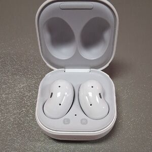 Samsung White Wireless Bean-Style Earbuds in Charging Case